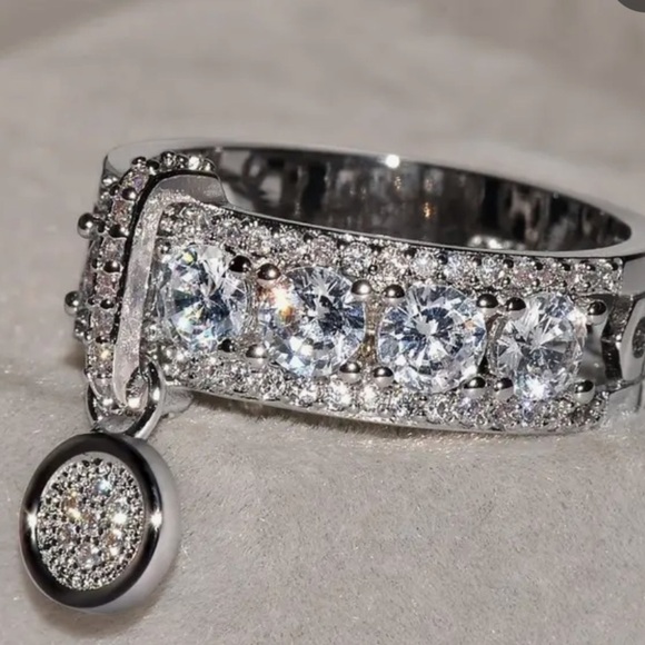 Vintage-Inspired Silver Ring with Dangling Rhinestone Charm Size 8 - Picture 1 of 6